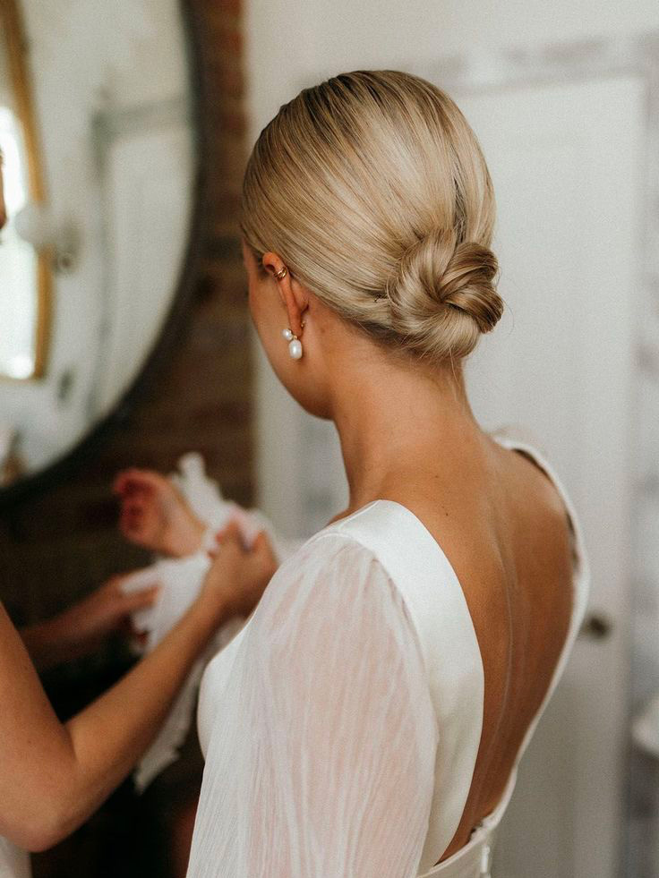 sleek bun mari&eacute;e